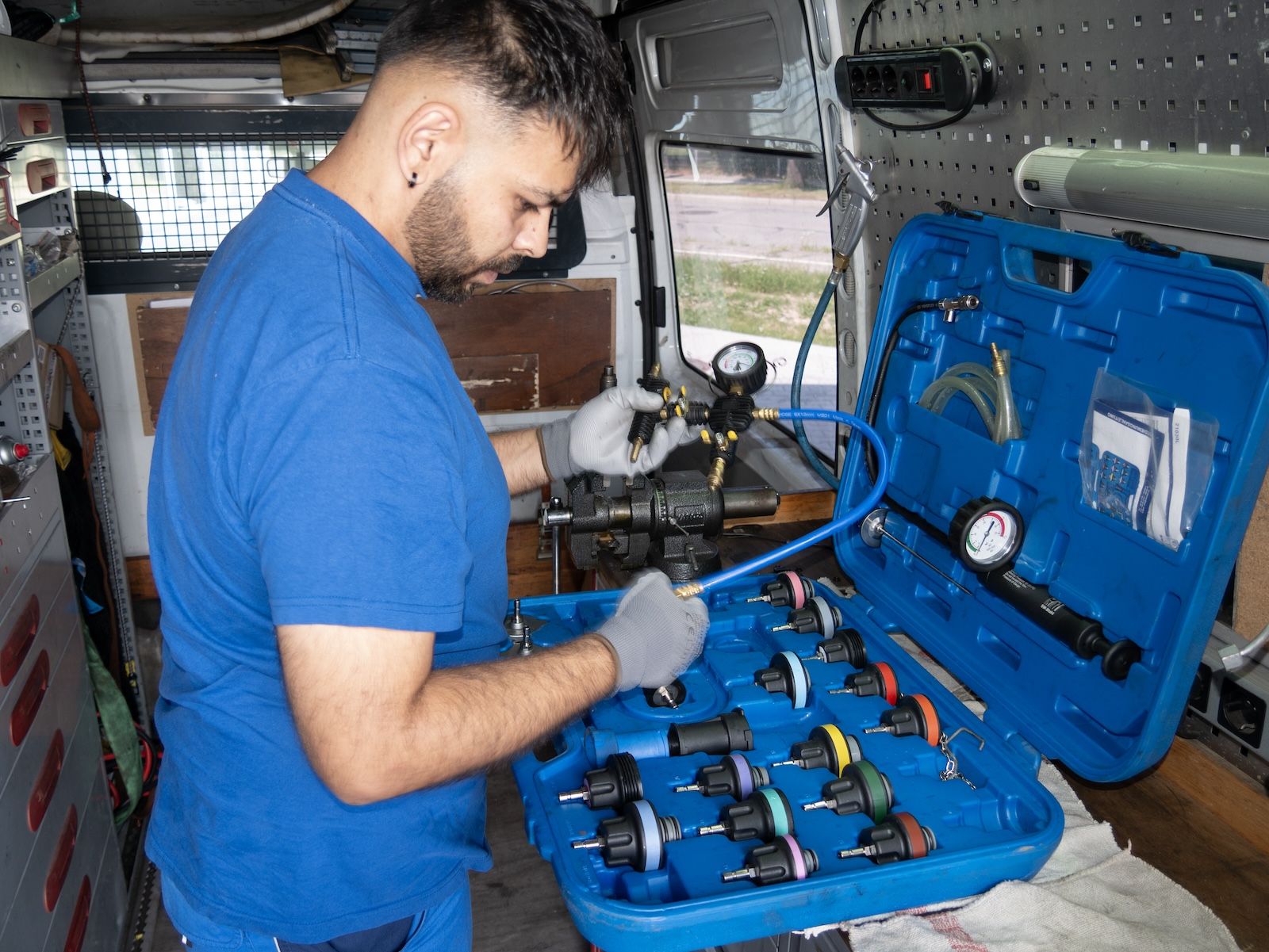 Mitarbeiter im Servicefahrzeug